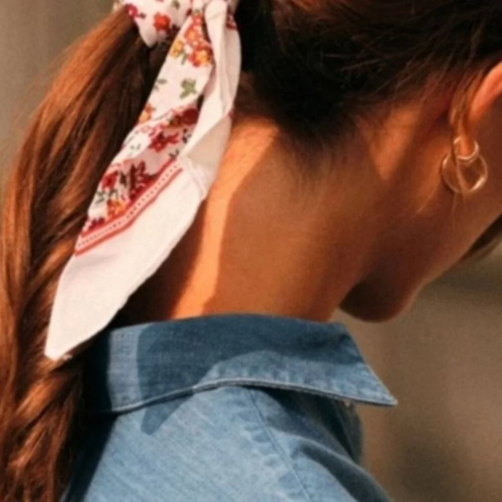 Sezane Gaston Cotton Scarf - Floral Print - Elegant and Classy - Picture 3 of 8